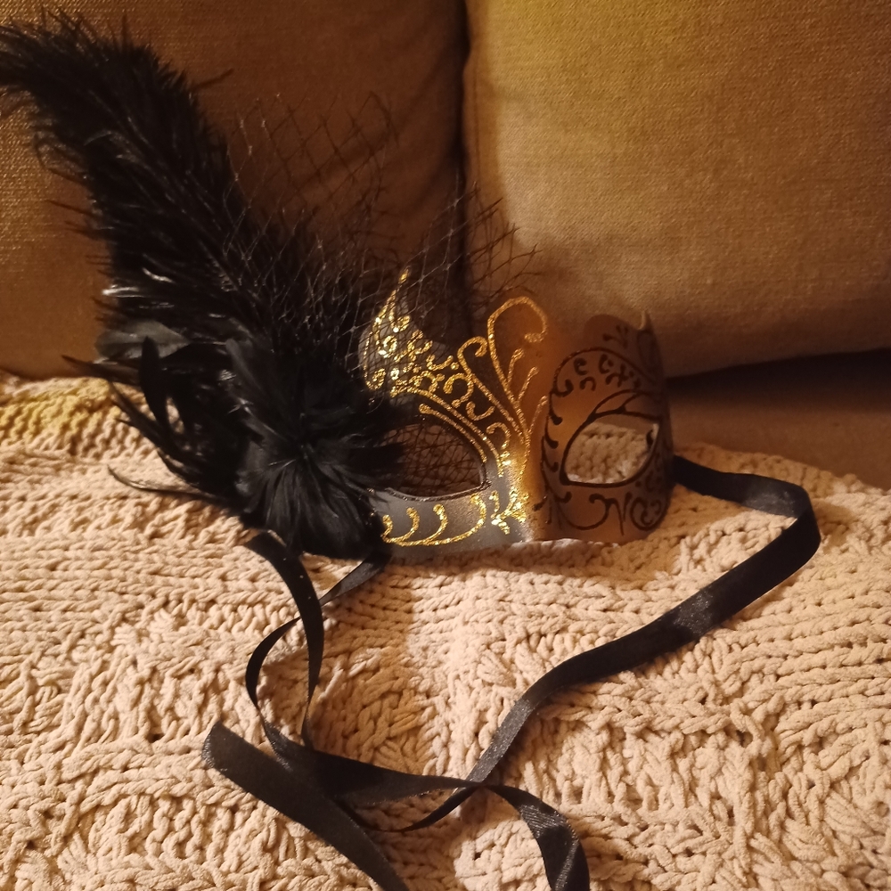 Gold and black phantom of the opera glittery halloween mask costume maquerade